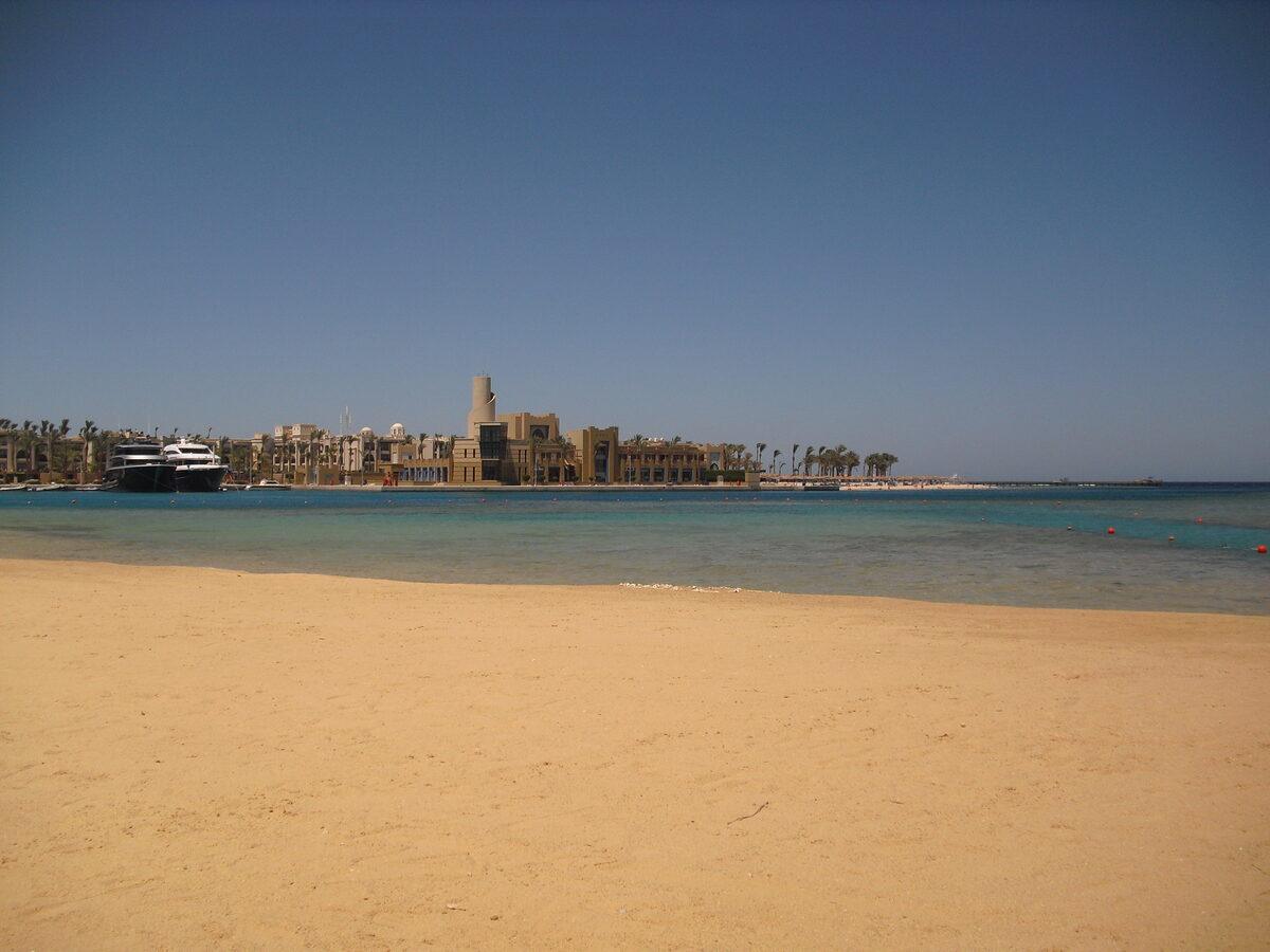 Sandstrand mit Palmen (Stimmungsbild)