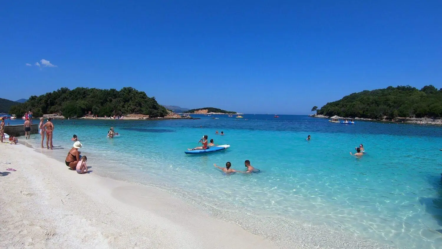 Türkisblaues Wasser am Strand von Ksamil, Albanien