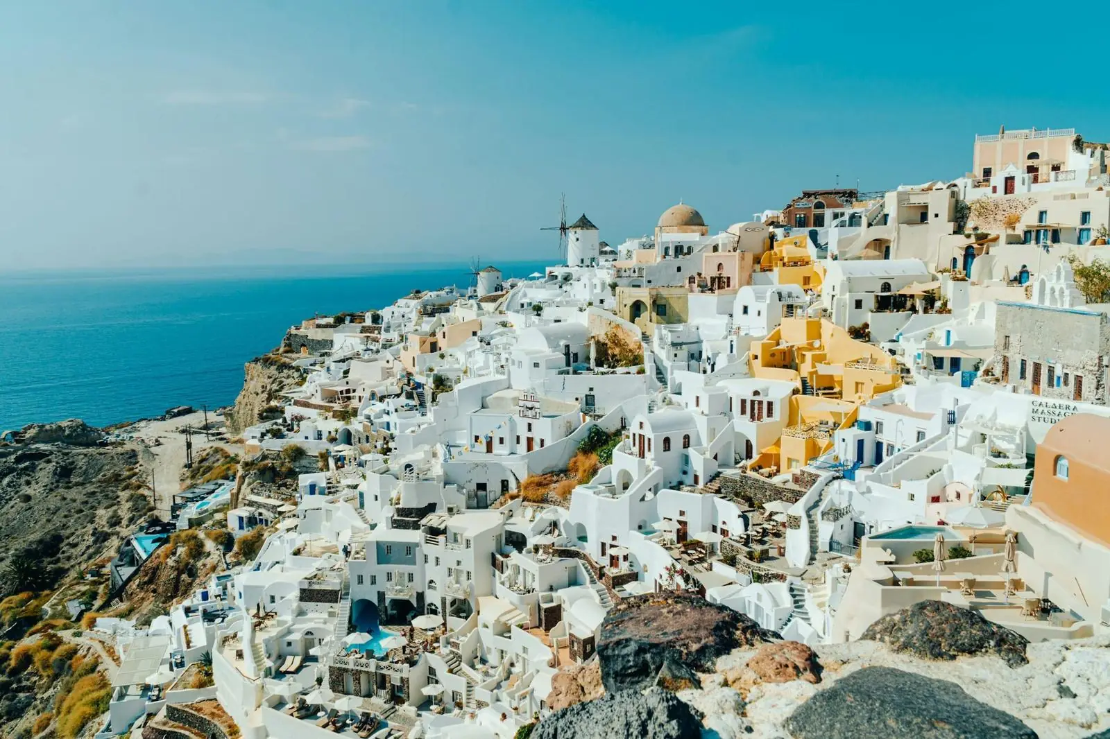 Griechische Küste mit türkisem Wasser