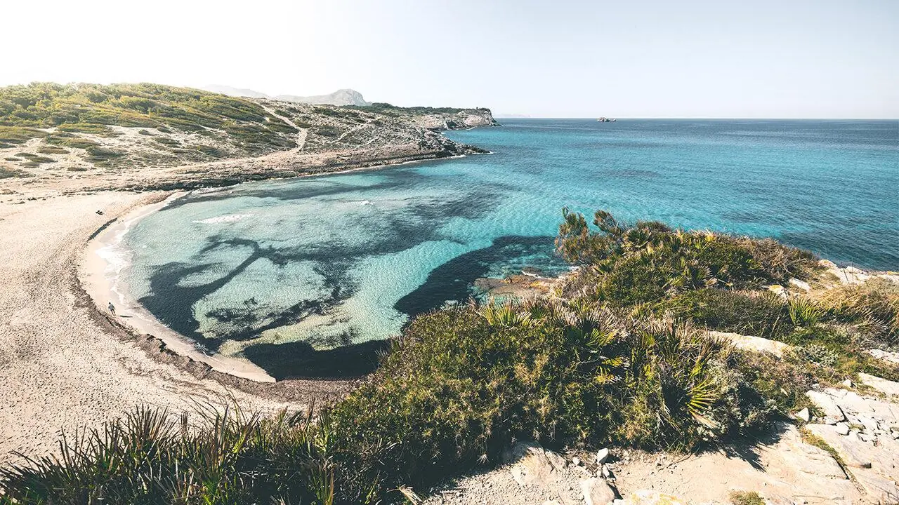 Cala Mitjana auf Mallorca mit türkisem Wasser